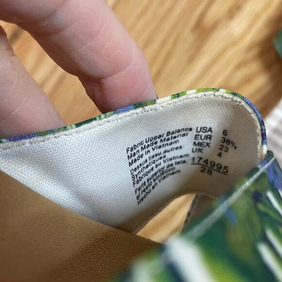American Eagle tropical floral fabric cross strap sandals 6 - Picture 4 of 4